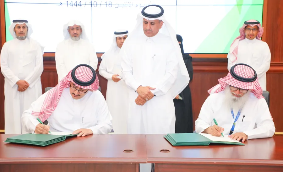 MU SIGNS FOUR OPERATIONAL AND DEVELOPMENTAL CONTRACTS  - جامعة المجمعة 