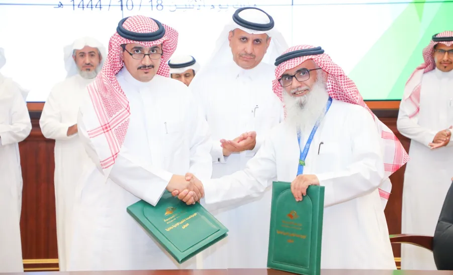 MU SIGNS FOUR OPERATIONAL AND DEVELOPMENTAL CONTRACTS  - جامعة المجمعة 