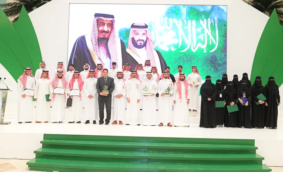 MU rector awards the College of Education at 5th student forum - الملتقى الطلابي 