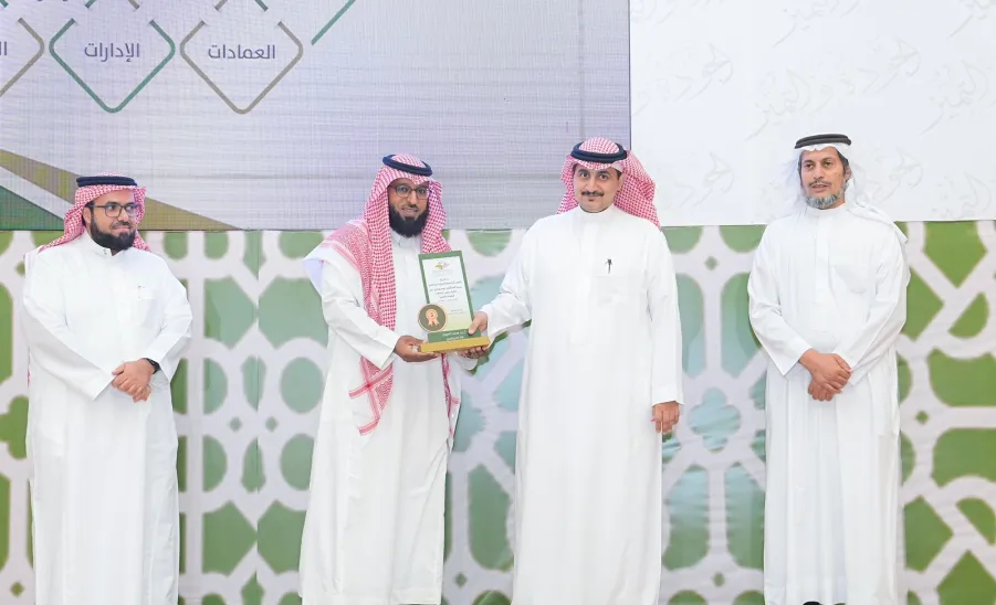Mr. Zaid Al-Marawan, wins MU rector's Award for Quality and Excellence
 -  الأستاذ زيد بن محمد المروان أحد منسوبي وكالة الجامعة يحصل على جائزة سعادة رئيس الجامعة للجودة والتميّز