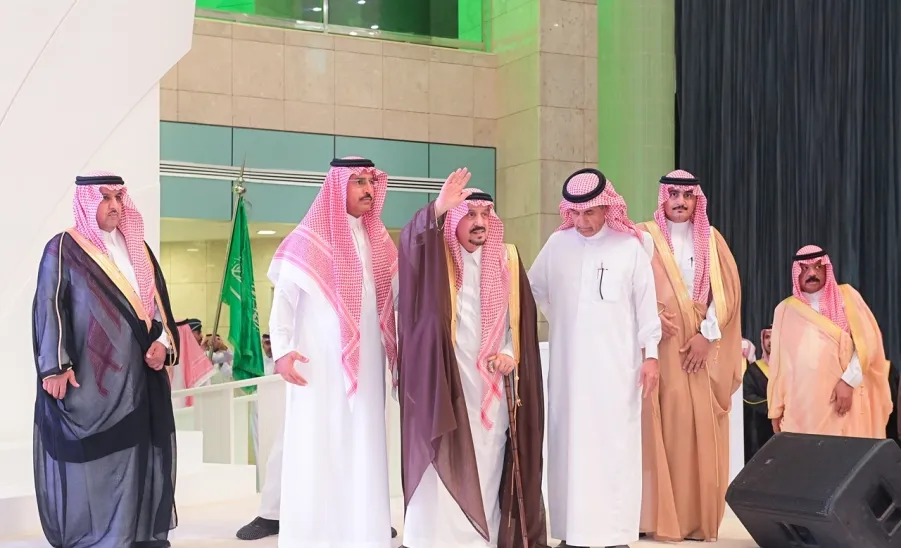 الإدارة تشارك عبر التنظيم الأمني والمروري في حفل تخريج الدفعة الرابعة عشرة من طلبة الجامعة - ط