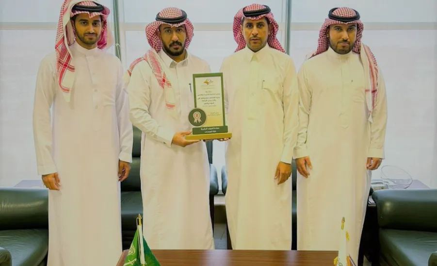 Deanship of Human Resources wins second place in MU rector's award for quality and excellence  -  صورة