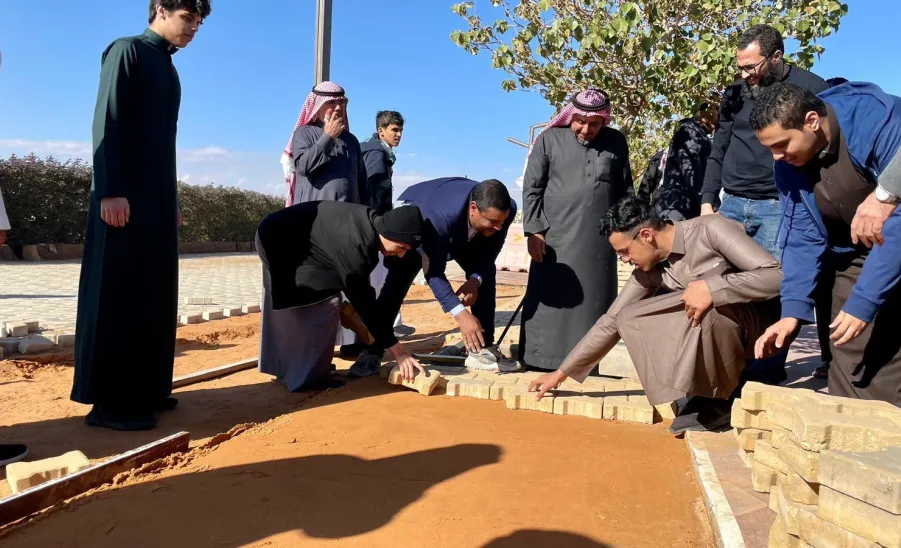 Faculty members and students participate in maintaining King Fahd Road walkway - أعضاء هيئة التدريس وطلاب كلية الهندسة يشاركون في صيانة ممشى طريق الملك فهد بحوطة سدير