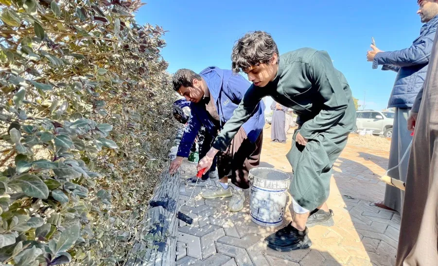 Faculty members and students participate in maintaining King Fahd Road walkway - أعضاء هيئة التدريس وطلاب كلية الهندسة يشاركون في صيانة ممشى طريق الملك فهد بحوطة سدير