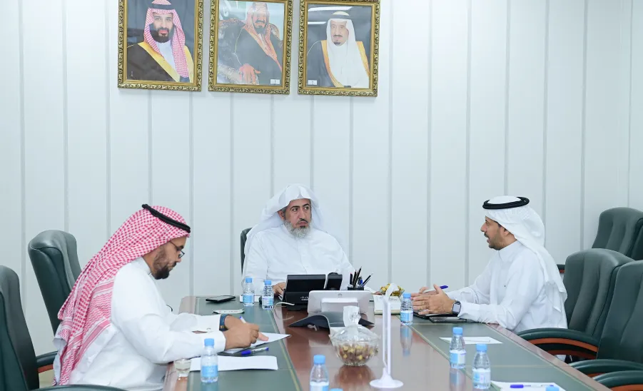Prof. Al-Dosari holds a meeting with deans  -  جامعة المجمعة 