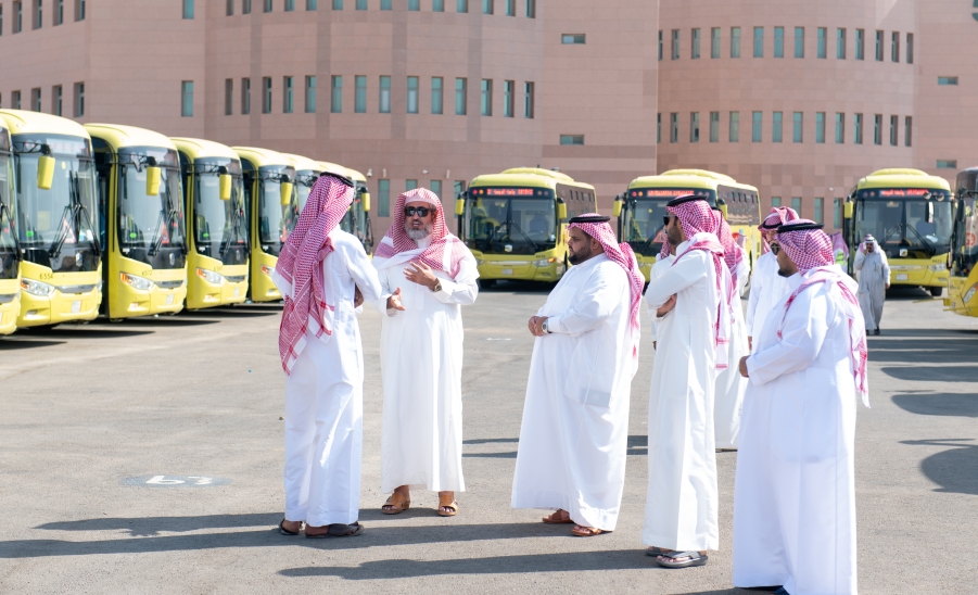 الجامعة تطلق خدمة النقل الجامعي للطالبات بحلته الجديدة للعام الجامعي ١٤٤٥هـ