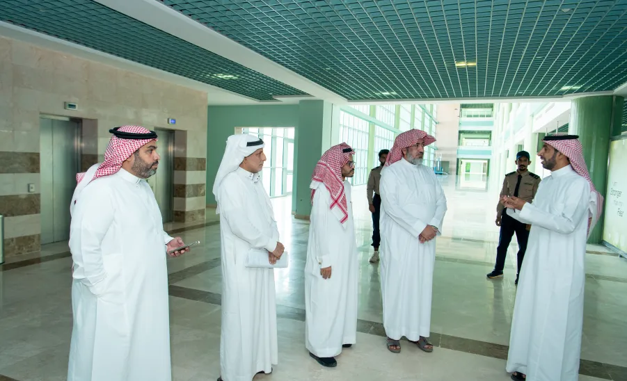 Prof. Al-Dosari on tour of inspection to College of Medicine  -  الدكتور مسلّم الدوسري يتفقد مقر كلية الطب بالمجمعة