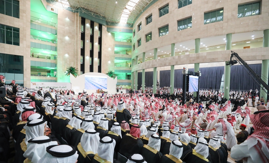 أمير منطقة الرياض يرعى حفل تخريج الدفعة الرابعة عشرة من طلبة الجامعة .