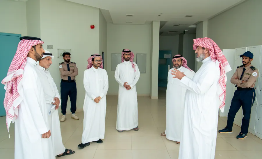Prof. Al-Dosari on tour of inspection to College of Medicine  -  الدكتور مسلّم الدوسري يتفقد مقر كلية الطب بالمجمعة