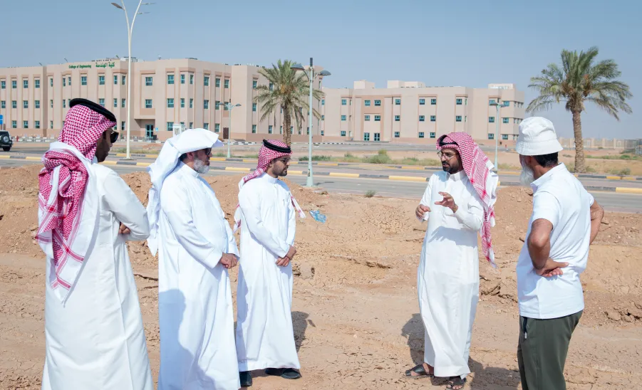 PROF. AL-DOSARI CONDUCTS A TOUR OF INSPECTION TO TWO PROJECTS
 -  جامعة المجمعة 