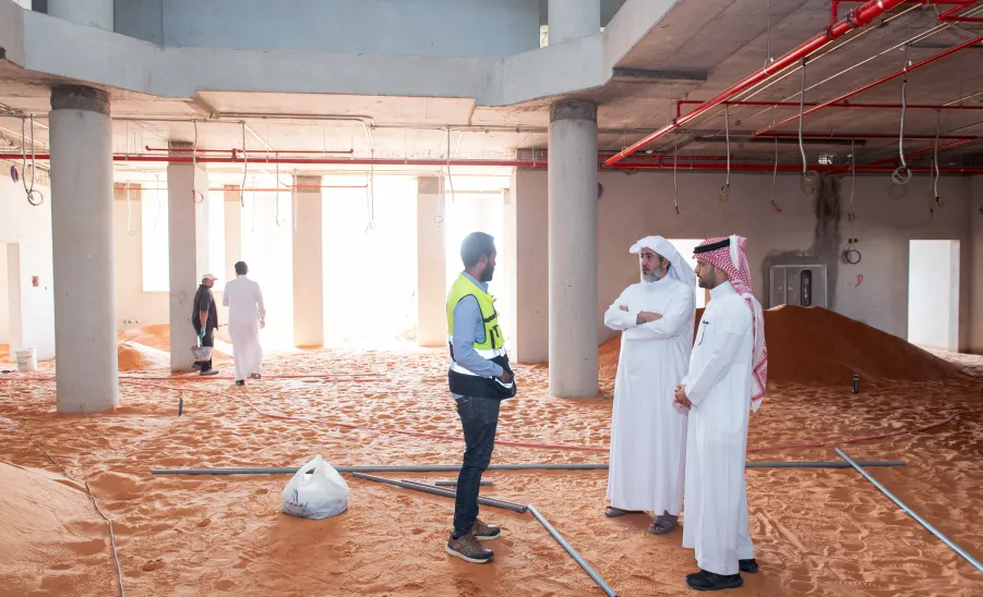 PROF. AL-DOSARI CONDUCTS A TOUR OF INSPECTION TO TWO PROJECTS
 -  جامعة المجمعة 