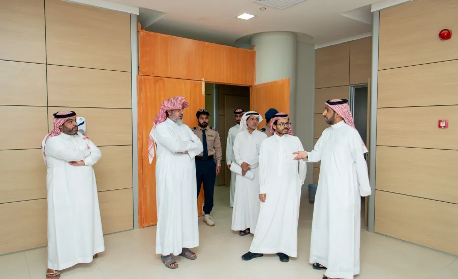 Prof. Al-Dosari on tour of inspection to College of Medicine  -  الدكتور مسلّم الدوسري يتفقد مقر كلية الطب بالمجمعة