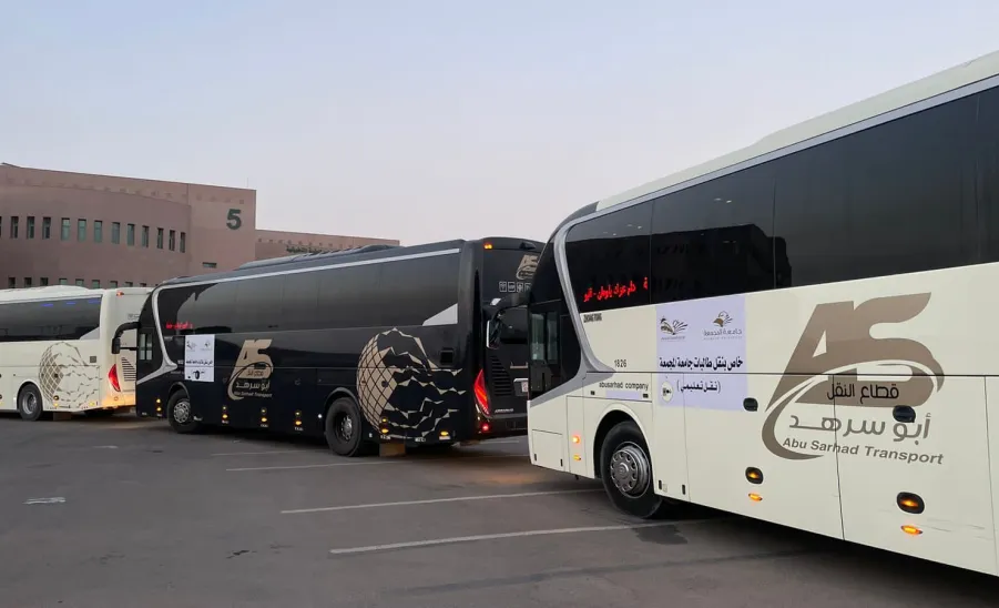 تفاعلاً مع اليوم الوطني واحتفاءً بهذا المناسبة : حافلات النقل تنشر عدد من العبارات الوطنية على الشاشات الرقمية  - ؛