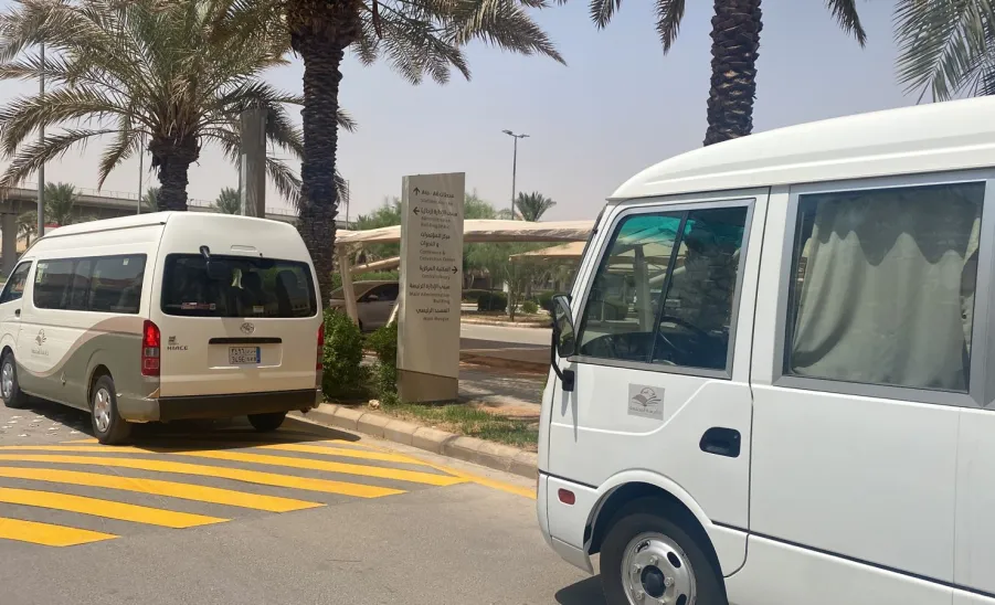 الخدمات تواصل جهودها في خدمات تنقلات طلبة الجامعة للمناشط المختلفة - ح