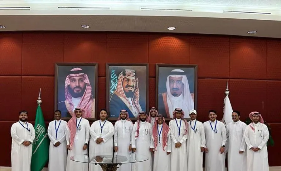الخدمات تواصل جهودها في خدمات تنقلات طلبة الجامعة للمناشط المختلفة - طل
