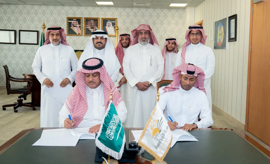 ISCS signs MoU with the Deanship of E-Learning and Distance Education  -  عهد الدراسات والخدمات الاستشارية يوقع مذكرة تفاهم مع عمادة التعليم الالكتروني والتعليم عن بُعد بالجامعة