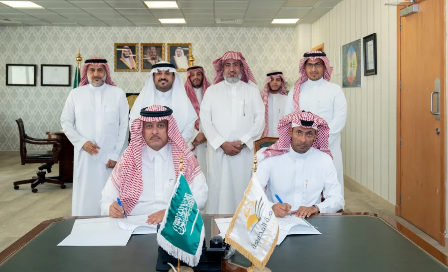 ISCS signs MoU with the Deanship of E-Learning and Distance Education  -  عهد الدراسات والخدمات الاستشارية يوقع مذكرة تفاهم مع عمادة التعليم الالكتروني والتعليم عن بُعد بالجامعة