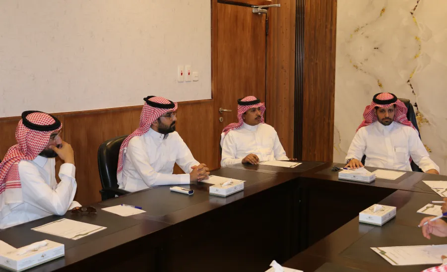 الإدارة تعقد اجتماعاً لمناقشة تطوير الأعمال  - إجتماع الادارة 
