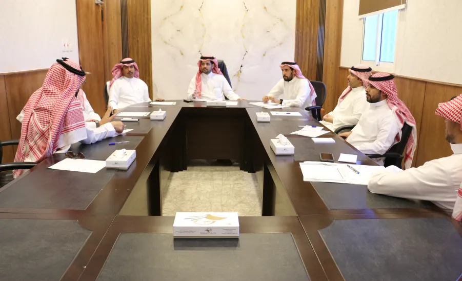 الإدارة تعقد اجتماعاً لمناقشة تطوير الأعمال  - إجتماع الادارة 