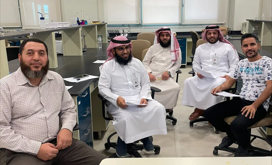 قسم الكيمياء يناقش ويقيم طلاب التدريب الصيفي - 1