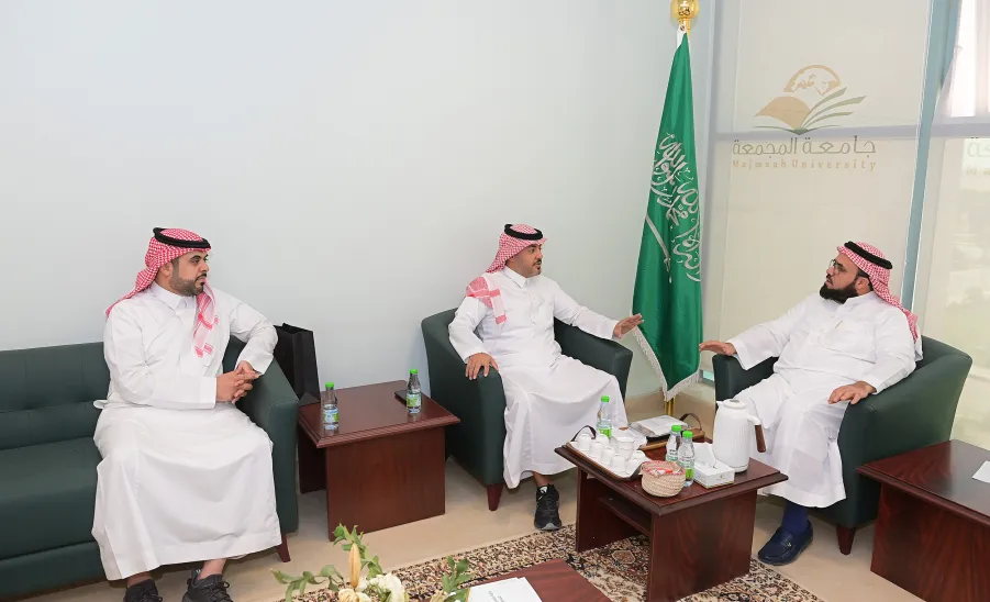 مدير المركز الإعلامي يلتقي بعميد الجودة والتطوير - 1
