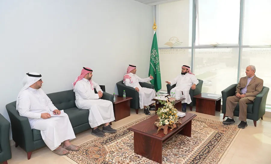 مدير المركز الإعلامي يلتقي بعميد الجودة والتطوير - 2