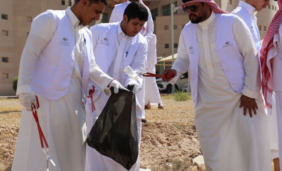 امتداداً لمراحل تنفيذ "مبادرة تحسين بيئة المدن الجامعية" الإدارة وبالتعاون مع كلية العلوم والتربية بالزلفي تُنفذ نشاط المبادرة