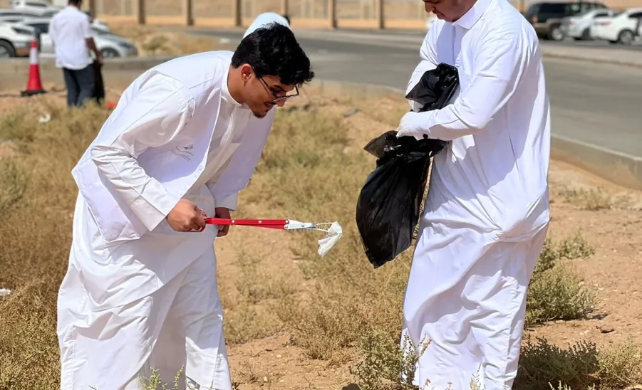A campaign on improving the environment of main campus -  امتداداً لمراحل تنفيذ "مبادرة تحسين بيئة المدن الجامعية" : الإدارة وبالتعاون مع كلية الهندسة تُنفذ نشاط المبادرة