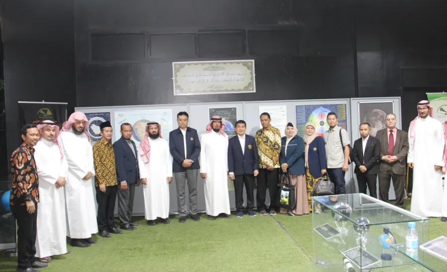 A DELEGATION OF UNIVERSITAS BRAWIJAYA VISITS MU AND SIGNS MOU  -  جامعة المجمعة 