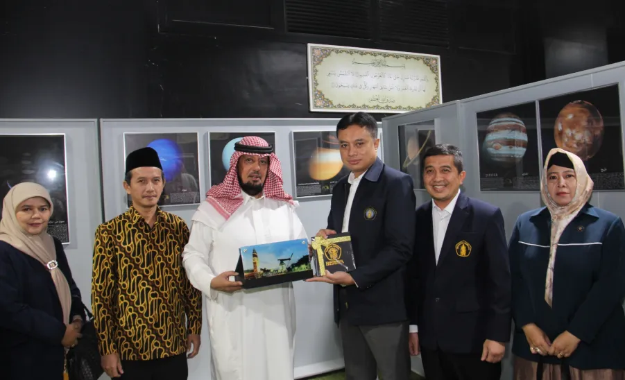A DELEGATION OF UNIVERSITAS BRAWIJAYA VISITS MU AND SIGNS MOU  -  جامعة المجمعة 
