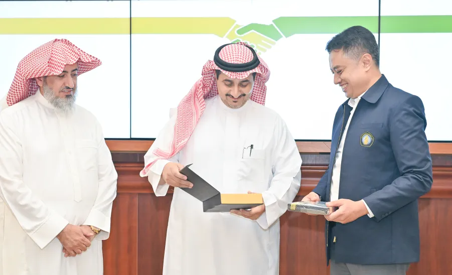 A DELEGATION OF UNIVERSITAS BRAWIJAYA VISITS MU AND SIGNS MOU  -  جامعة المجمعة 