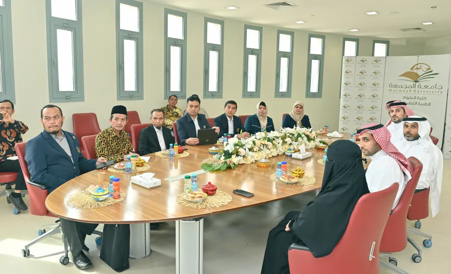 A DELEGATION OF UNIVERSITAS BRAWIJAYA VISITS MU AND SIGNS MOU  -  جامعة المجمعة 