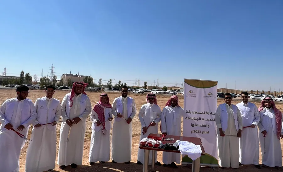 A campaign on improving the environment of main campus in cooperation with colleges 
 -  امتداداً لمراحل تنفيذ "مبادرة تحسين بيئة المدن الجامعية" : الإدارة وبالتعاون مع كليات الجامعة تُنفذ أنشطة المبادرة