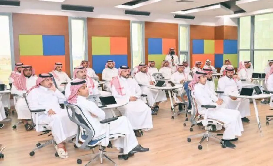 The director of the college's support services unit participates in the university's job performance evaluation workshop -  Pic1