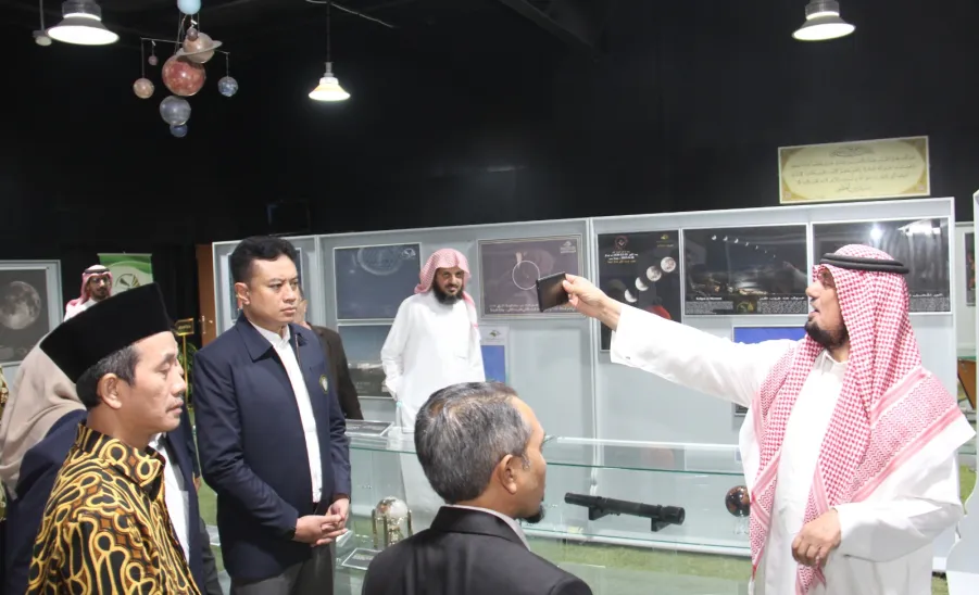 A DELEGATION OF UNIVERSITAS BRAWIJAYA VISITS MU AND SIGNS MOU  -  جامعة المجمعة 