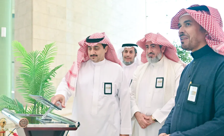 رئيس الجامعة يدشن مشروع القياس الدوري للارتباط الوظيفي لموظفي الخدمة المدنية 2023م -  جامعة المجمعة 