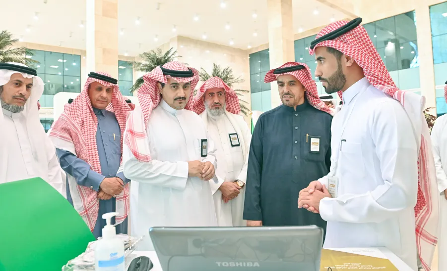 رئيس الجامعة يدشن مشروع القياس الدوري للارتباط الوظيفي لموظفي الخدمة المدنية 2023م -  جامعة المجمعة 