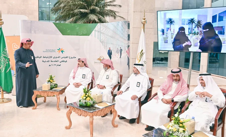 رئيس الجامعة يدشن مشروع القياس الدوري للارتباط الوظيفي لموظفي الخدمة المدنية 2023م -  جامعة المجمعة 