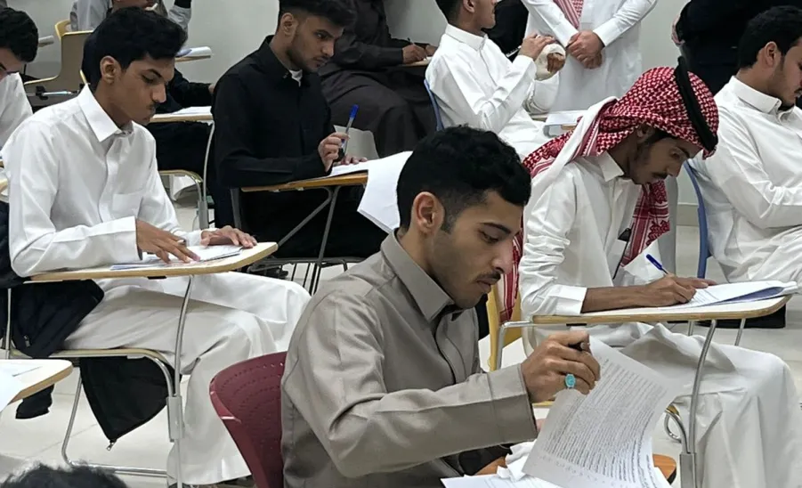 الرئيس التنفيذي يتابع سير الاختبارات بالكلية -  fig4