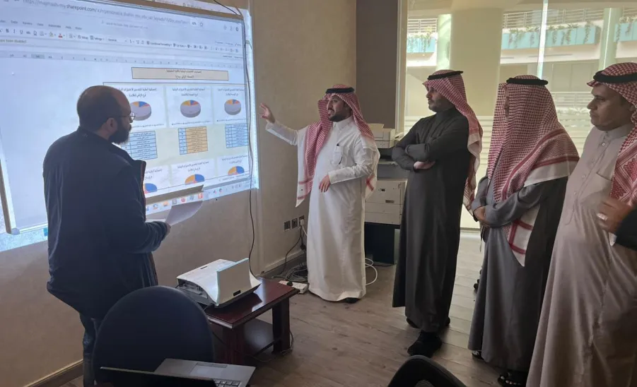 الرئيس التنفيذي يتابع سير الاختبارات بالكلية -  fig2