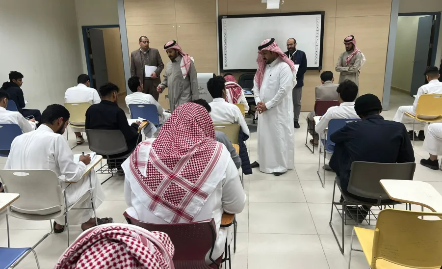 الرئيس التنفيذي يتابع سير الاختبارات بالكلية -  fig3