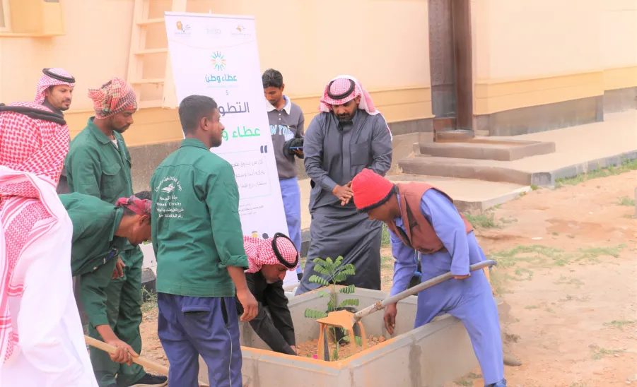 The Administration takes part in initiative to plant trees and flowers   -  زراعة