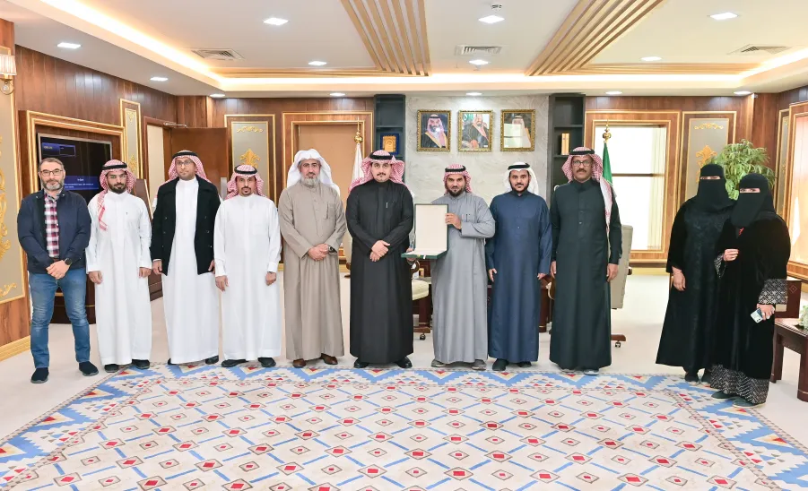 رئيس الجامعة يتسلم تقارير الإدارة العامة للإيرادات البديلة - رئيس الجامعة يتسلم تقارير الإدارة العامة للإيرادات البديل