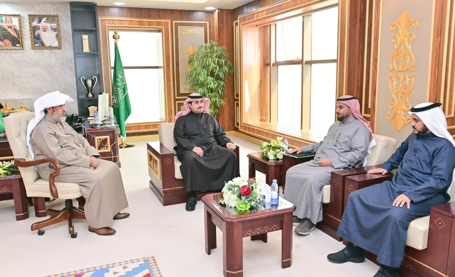 MU'S RECTOR RECEIVES THE ALTERNATIVE REVENUE'S REPORT  - جامعة المجمعة