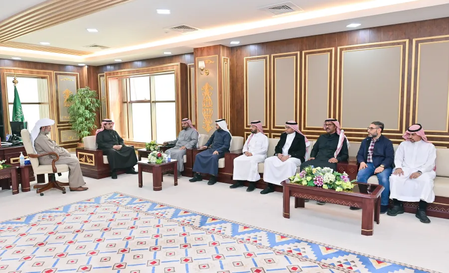 رئيس الجامعة يتسلم تقارير الإدارة العامة للإيرادات البديلة - رئيس الجامعة يتسلم تقارير الإدارة العامة للإيرادات البديل
