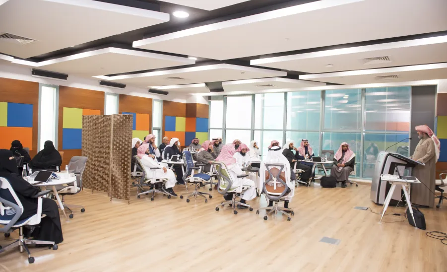 The Founding committee of the College of Sharia and Law conducts a workshop  -  اللجنة التأسيسية لكلية الشريعة والقانون تقيم ورشة عمل مركزة 