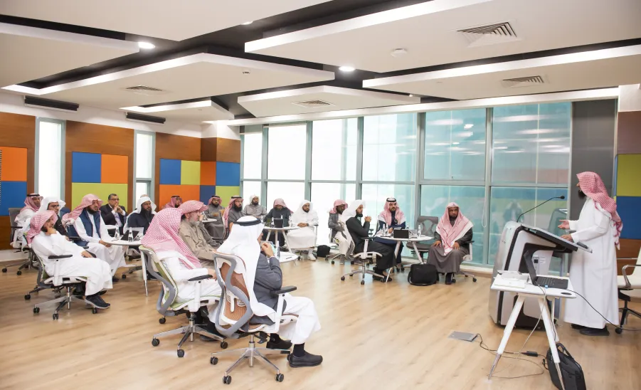 The Founding committee of the College of Sharia and Law conducts a workshop  -  اللجنة التأسيسية لكلية الشريعة والقانون تقيم ورشة عمل مركزة 