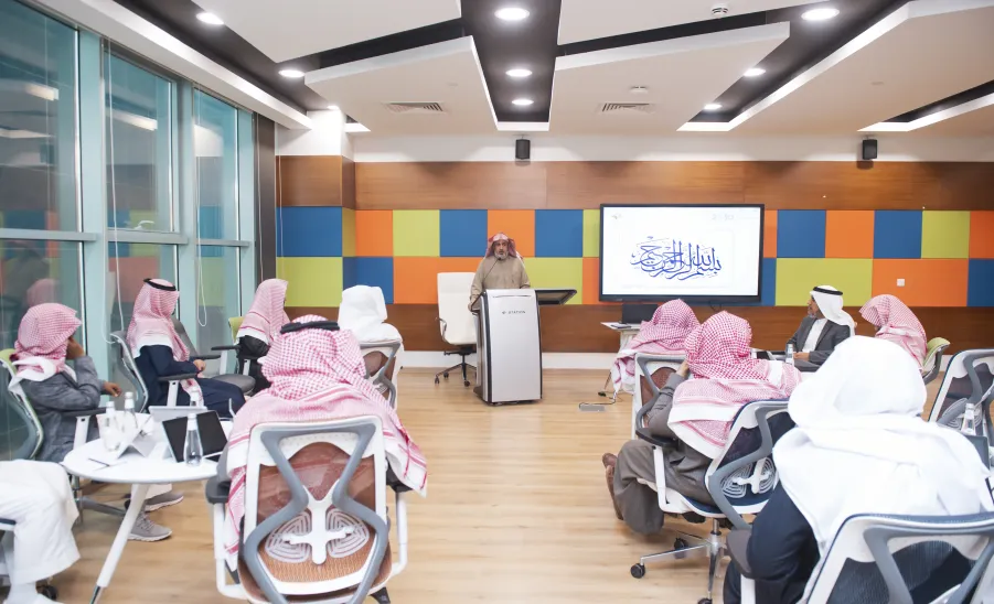 The Founding committee of the College of Sharia and Law conducts a workshop  -  اللجنة التأسيسية لكلية الشريعة والقانون تقيم ورشة عمل مركزة 