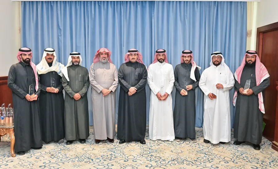 رئيس الجامعة يكرم الإدارة العامة للمشروعات والتشغيل والصيانة - تكريم