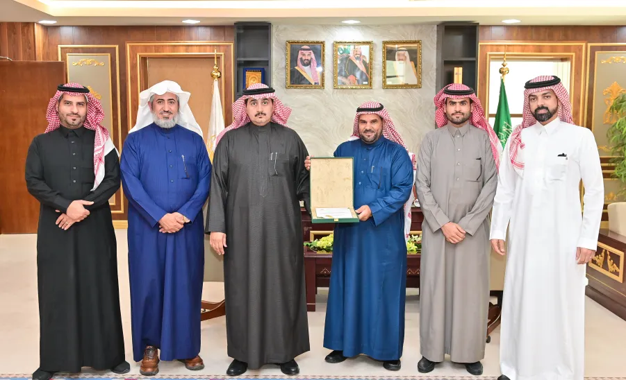 MU RECTOR REVIEWS AN ENVIRONMENTAL DESIGN PROPOSAL  - جامعة المجمعة 
